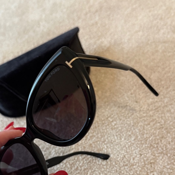 Tom Ford Elegant Black Sunglasses - Picture 2 of 4